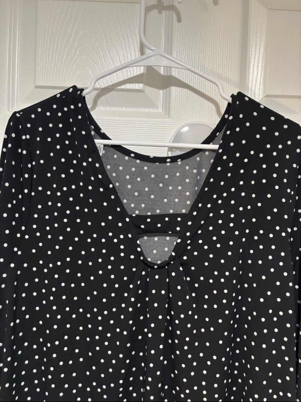 SUSAN GRAVER Black/White Polka Dot Women's Top w/Cut-Out Detail at Back of Neck - Picture 5 of 8